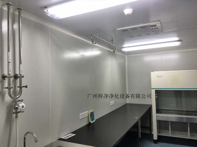 建造和使用潔凈室能有效減少室內(nèi)誘入、產(chǎn)生及滯留粒子。