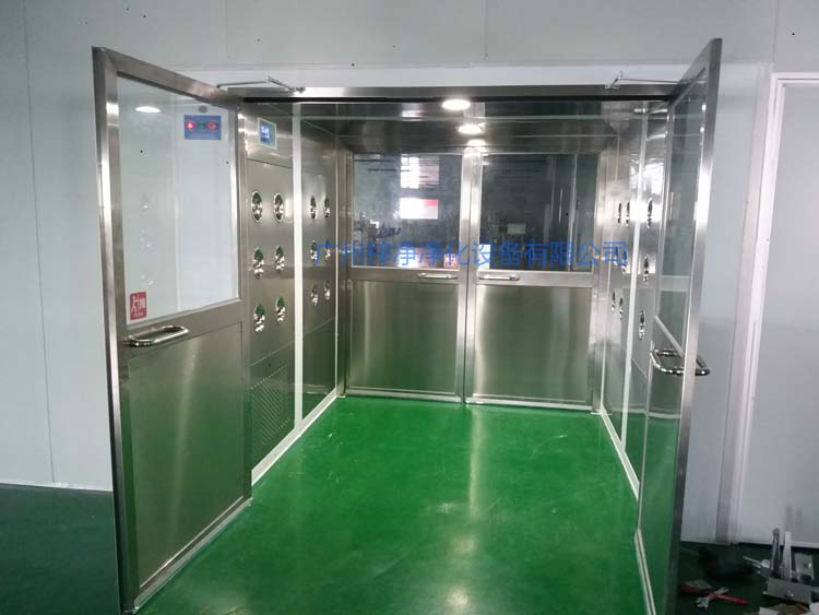 雙開門貨淋室前門打開,后門緊鎖 防止?jié)崈羰遗c非潔凈室空氣對流。
