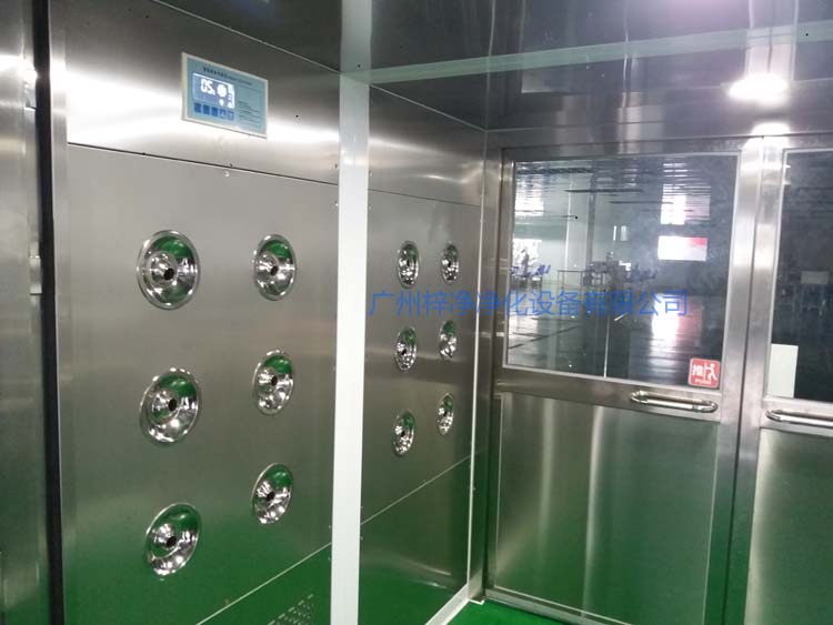 雙開門貨淋室工作區(qū)配智能控制器,方便人員使用操作。