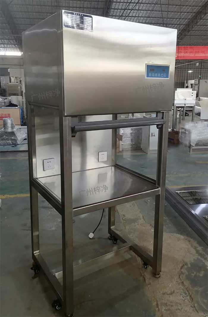 升降門超凈工作臺是采用單向空氣流，室內空氣經預初效過濾器進入靜壓箱，再經過高效空氣過濾器，最后在操作區(qū)內形成高度潔凈的單向空氣流，是提供操作區(qū)高潔凈度工作環(huán)境的理想設備。