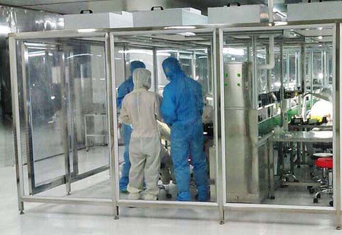 潔凈棚使用過程中 使用人員應(yīng)穿戴清潔的工作服、手套、口罩等防護(hù)用品。 不得在潔凈棚內(nèi)進(jìn)食、飲水、吸煙等。